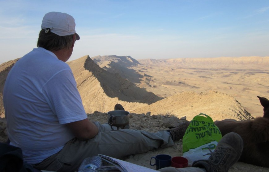 Don making breakfast tea with a view of the Machtesh HaGadol ( המכתש הגדול)