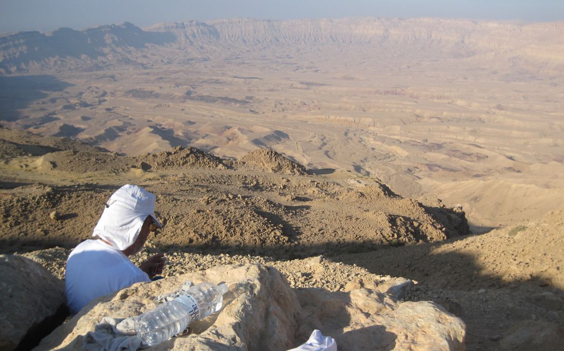 Don eating breakfast at the edge of the Machtesh HaKatan מכתש הקטן