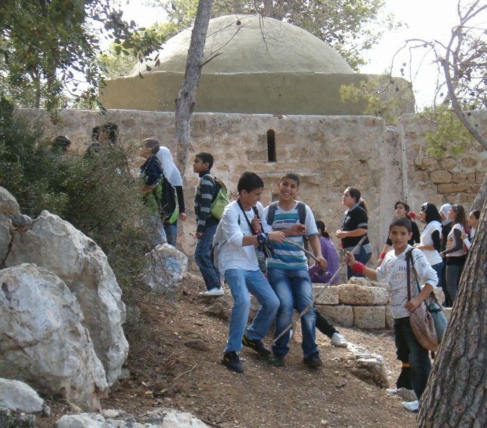 tomb of unknow sheik with kids in front of it.