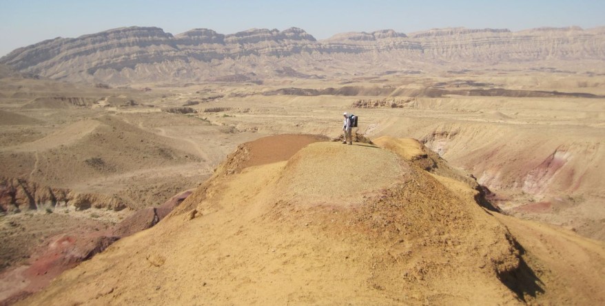 Diana standing on top of one of the protuberances in the Machtesh HaKaton מכתש הקטן