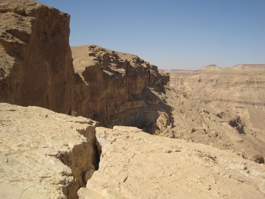 Cracks in the cliff near the Yamin Ascent מעלה ימין