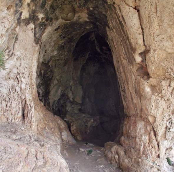 Red trail through Oranit Caves