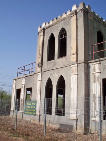 The concrete house on the Yarkon River