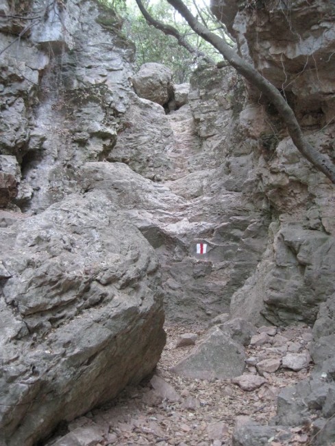 Red Trail, 4130, climbing down many small cliffs